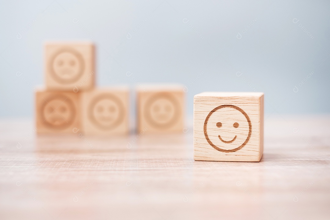 símbolo de rosto de emoção em blocos de madeira. Classificação de serviço, classificação