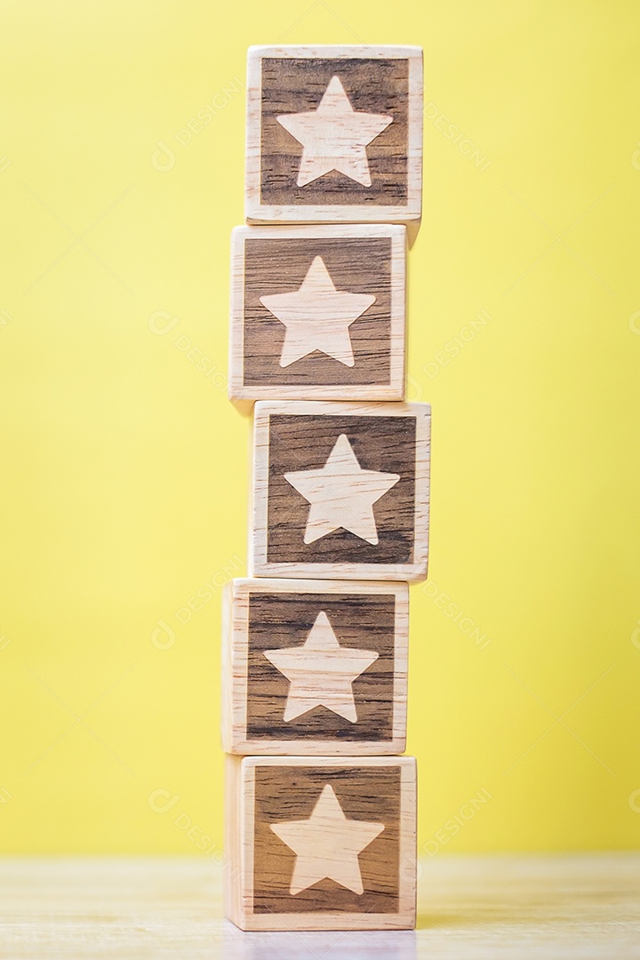 bloco de símbolo de estrela em fundo amarelo. Classificação de serviço, classificação