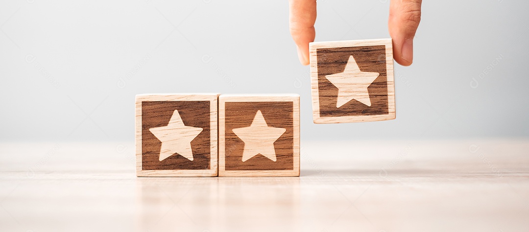 Mão de homem segurando o bloco Star. O cliente escolhe a classificação para a rotação do usuário