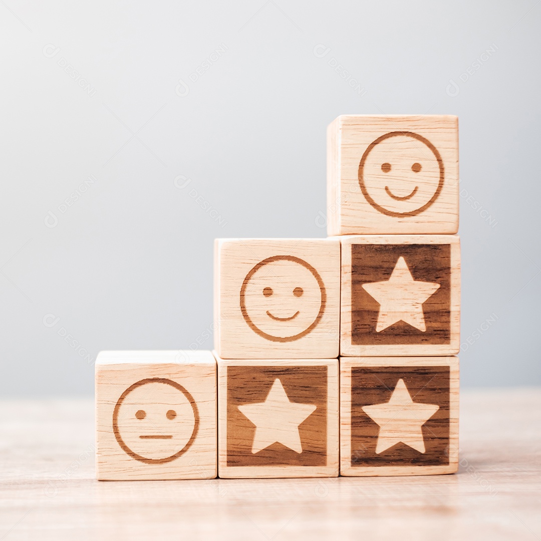 rosto de emoção e blocos de símbolo de estrela no fundo da mesa. Serviço