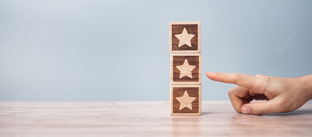 Mão de homem segurando o bloco Star. O cliente escolhe a classificação para a rotação do usuário