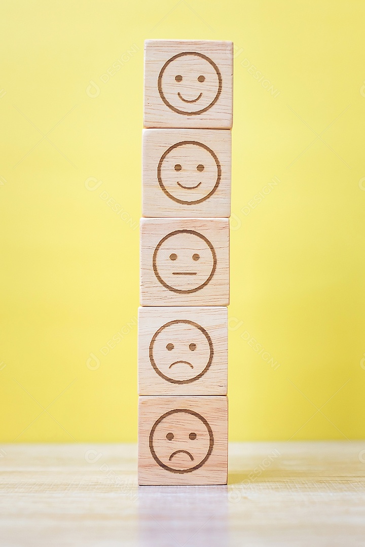 blocos de rosto de emoção em fundo amarelo. Classificação do serviço, classificação