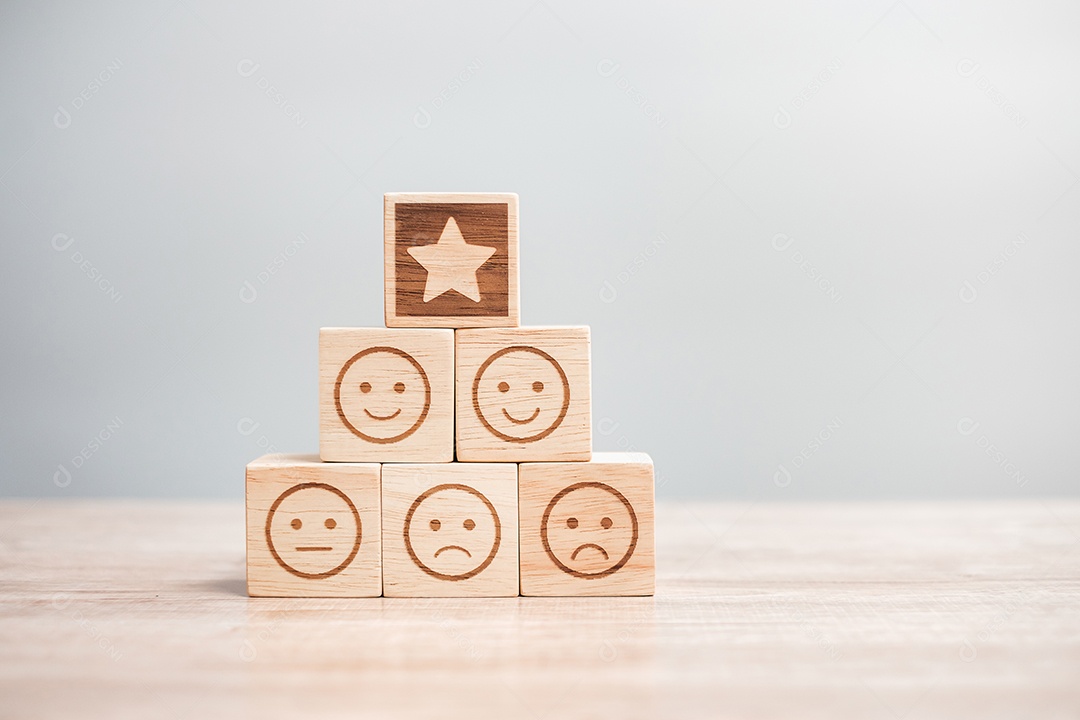 rosto de emoção e blocos de símbolo de estrela no fundo da mesa. Serviço