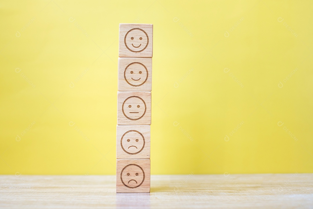 blocos de rosto de emoção em fundo amarelo. Classificação do serviço, classificação