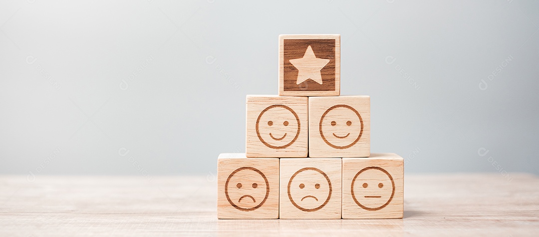 rosto de emoção e blocos de símbolo de estrela no fundo da mesa. Serviço