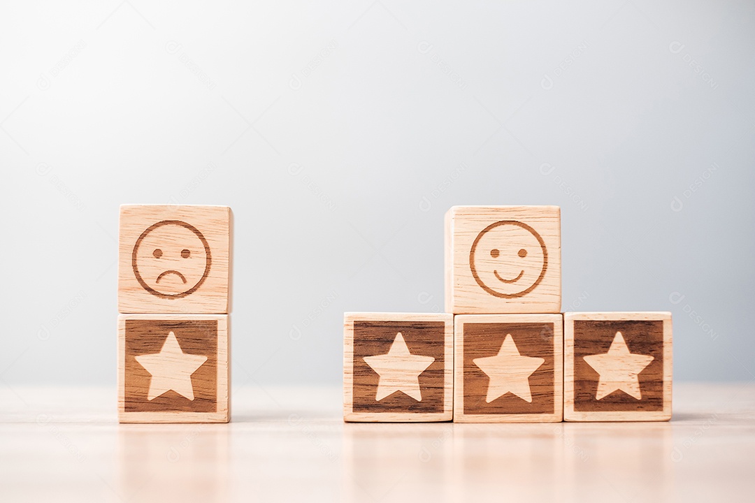 rosto de emoção e blocos de símbolo de estrela no fundo da mesa. Serviço