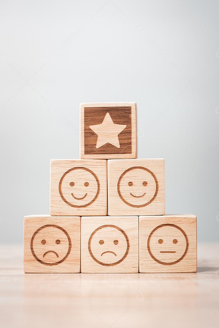 rosto de emoção e blocos de símbolo de estrela no fundo da mesa. Serviço