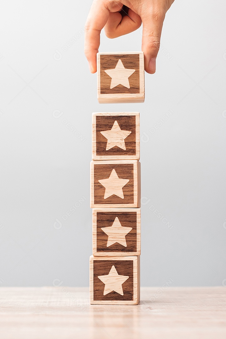 Mão de homem segurando o bloco Star. O cliente escolhe a classificação para a rotação do usuário