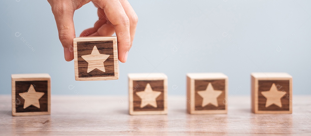 Mão de homem segurando o bloco Star. O cliente escolhe a classificação para a rotação do usuário