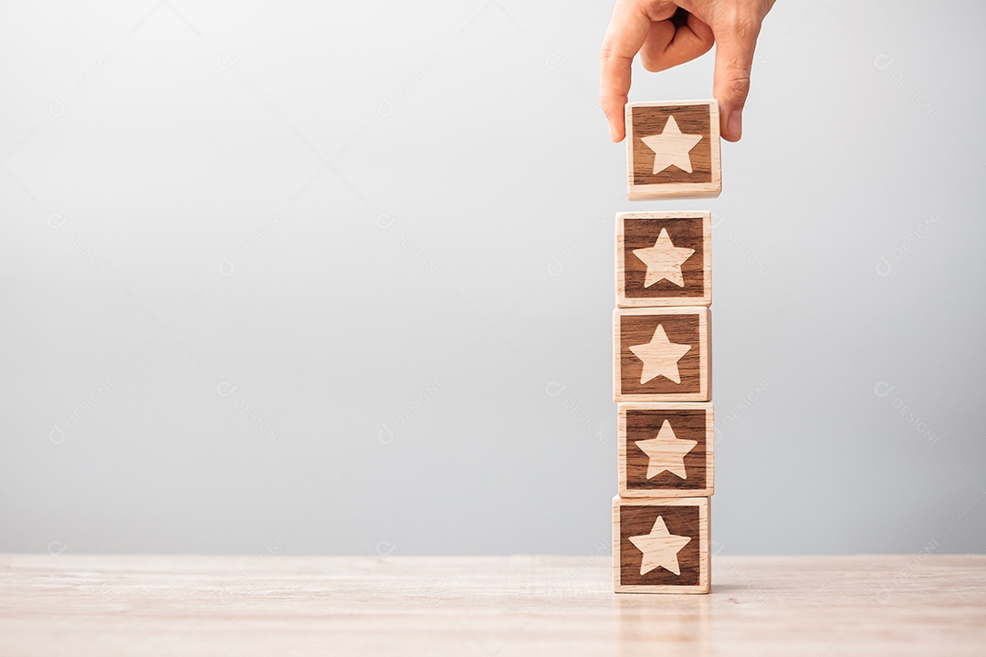 Mão de homem segurando o bloco Star. O cliente escolhe a classificação para a rotação do usuário