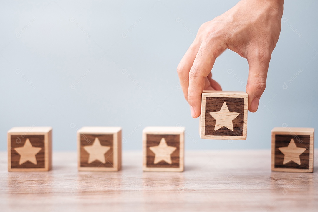 Mão de homem segurando o bloco Star. O cliente escolhe a classificação para a rotação do usuário