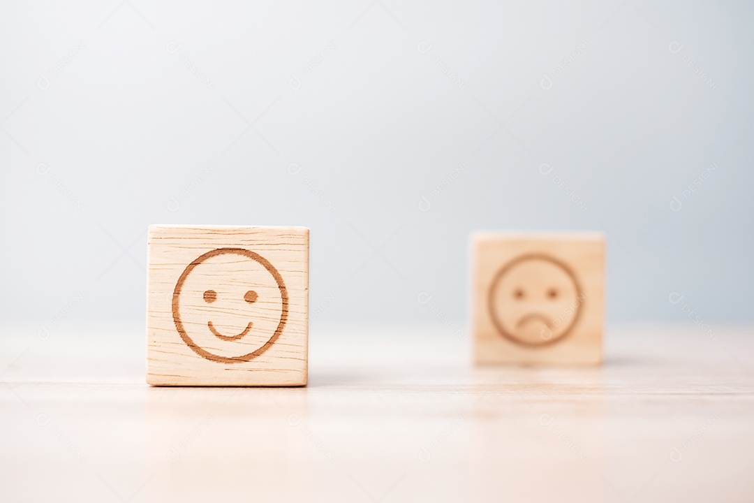 símbolo de rosto de emoção em blocos de madeira. Classificação de serviço, classificação