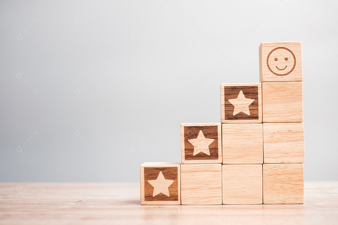 rosto de emoção e blocos de símbolo de estrela no fundo da mesa. Serviço