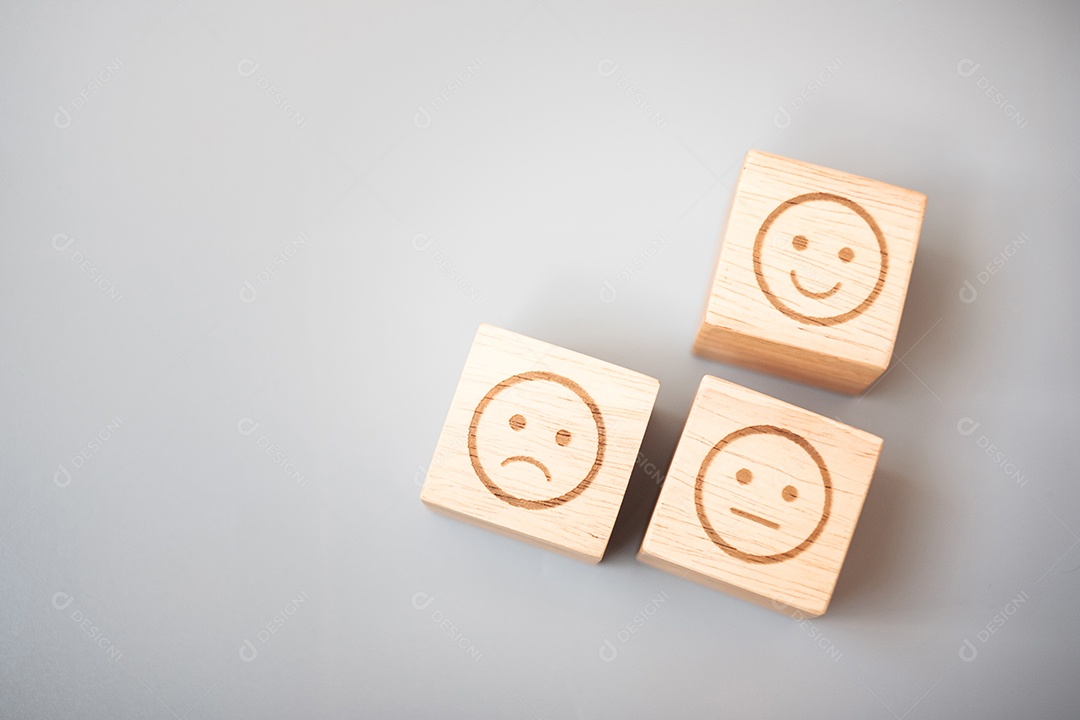 símbolo de rosto de emoção em blocos de madeira. Classificação de serviço, classificação
