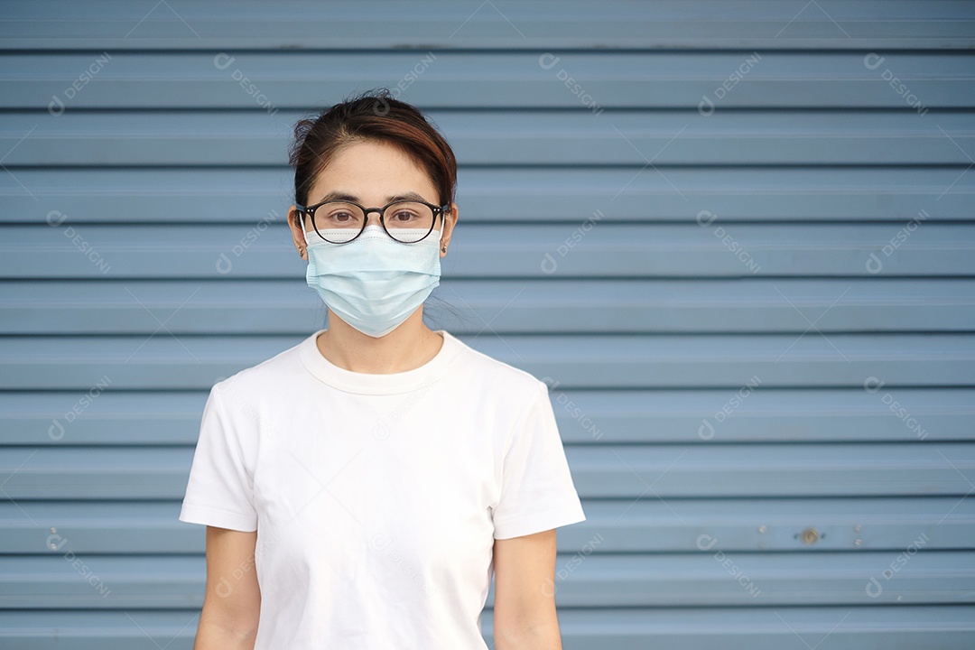 Mulher usando máscara facial médica, previne coronavírus ou Corona Virus