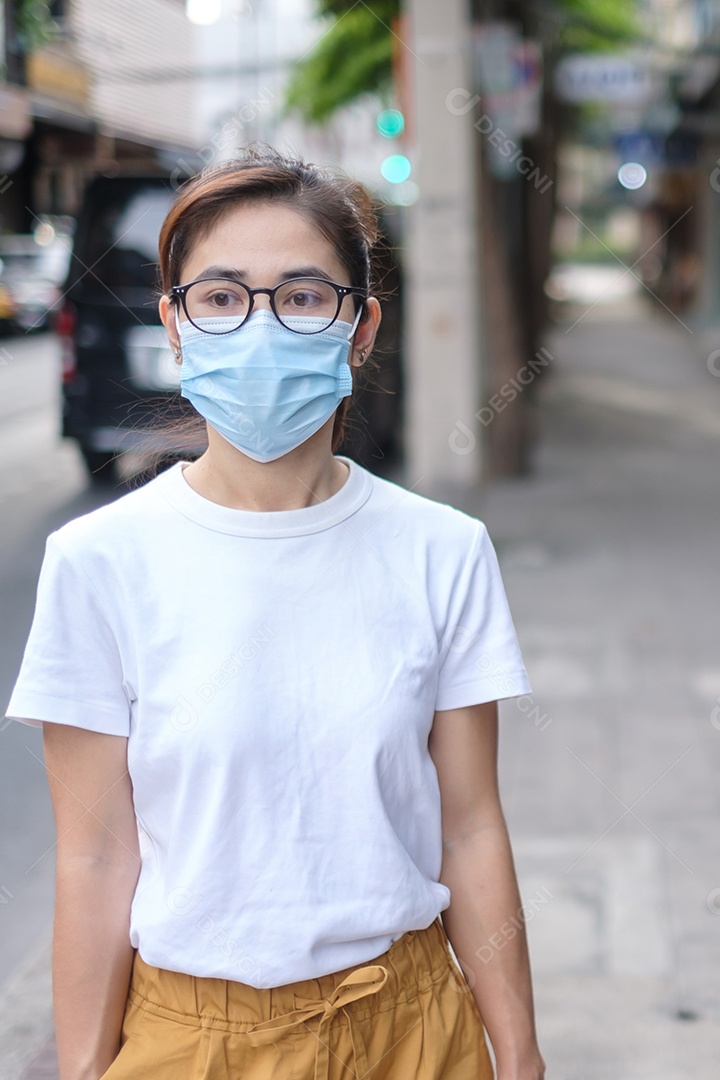 Mulher usando máscara facial médica durante a caminhada na rua