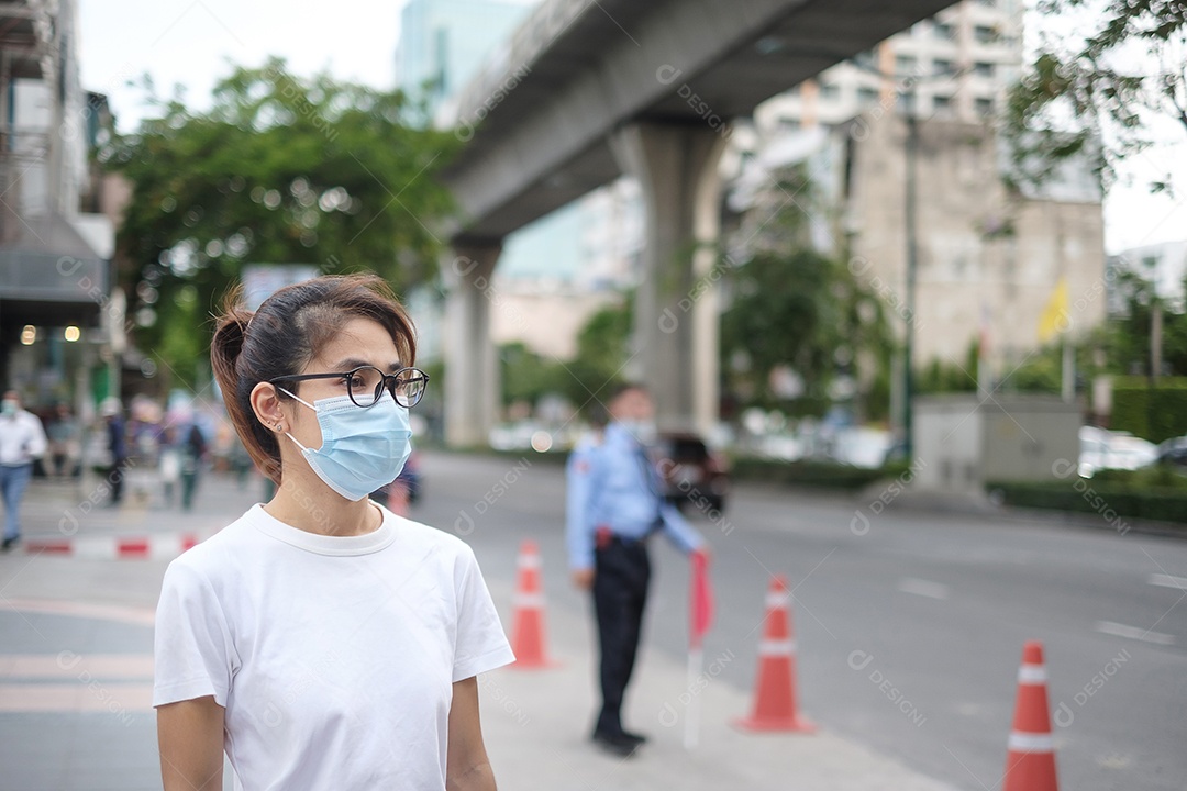 Mulher usando máscara facial médica durante a caminhada na rua