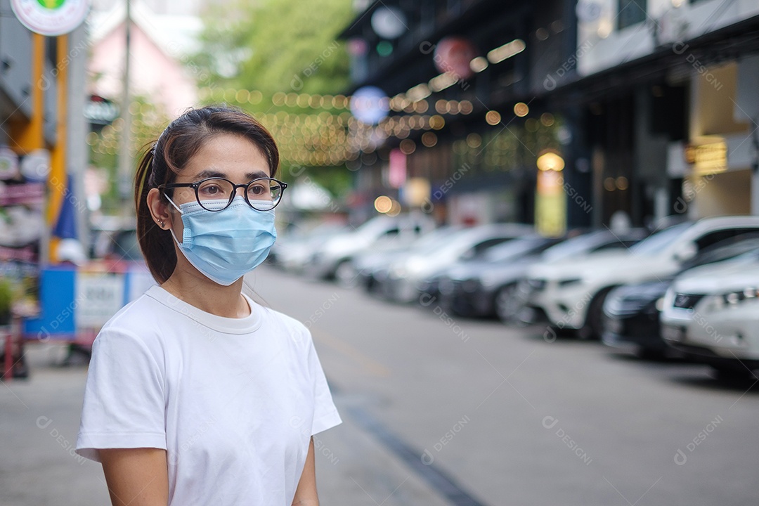 Mulher usando máscara facial médica durante a caminhada na rua