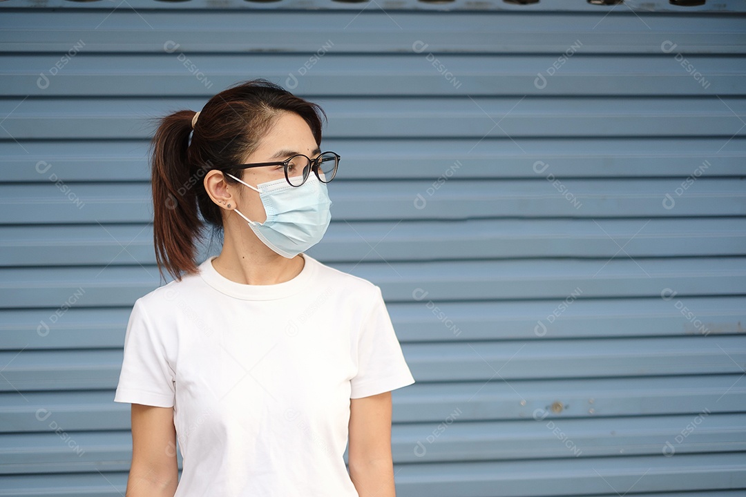 Mulher usando máscara facial médica, previne coronavírus ou Corona Vírus