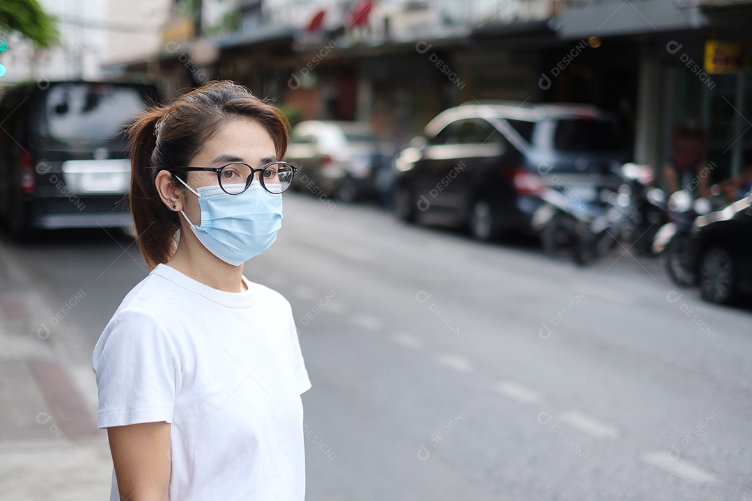 Mulher usando máscara facial médica durante a caminhada na rua