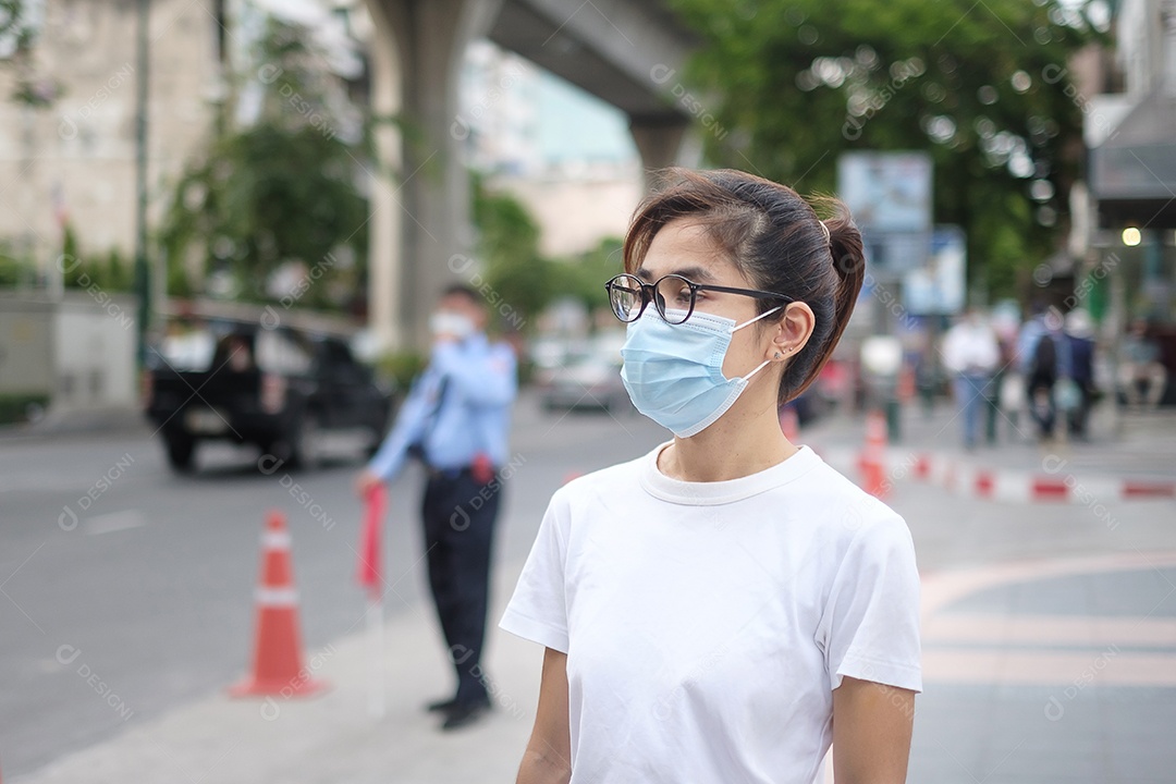 Mulher usando máscara facial médica durante a caminhada na rua