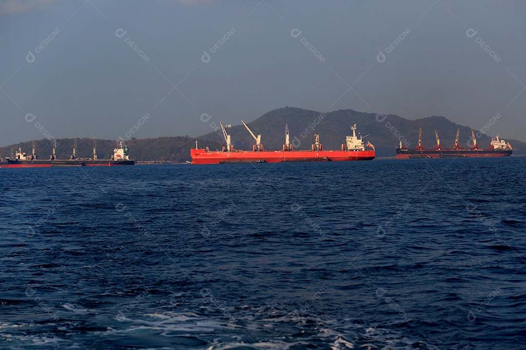 Navios navegando sobre mar indústria