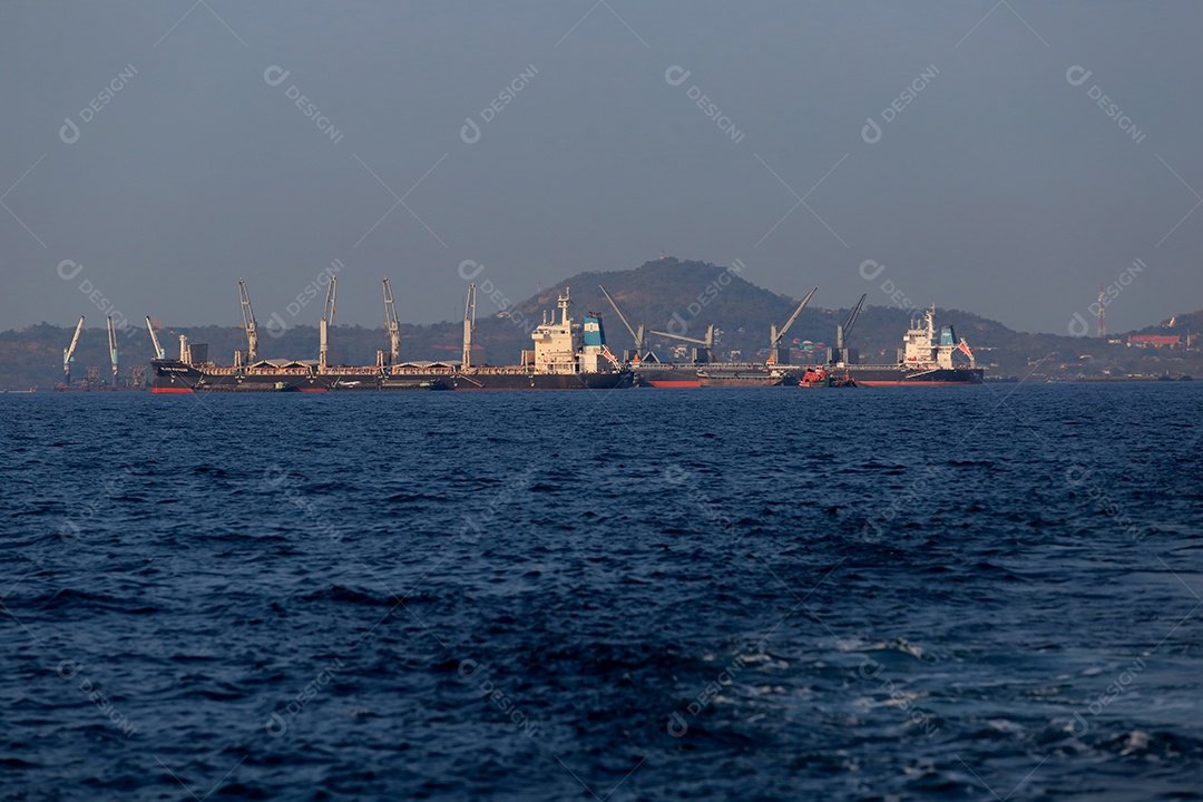 Navios navegando sobre mar indústria