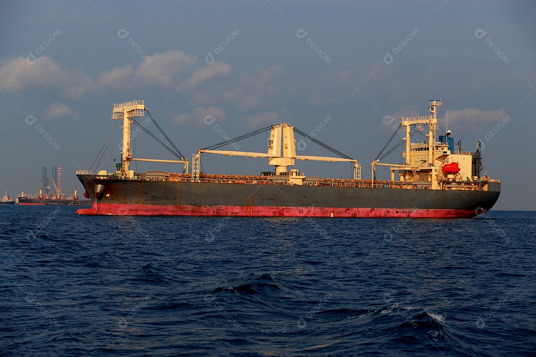 Navios navegando sobre mar indústria