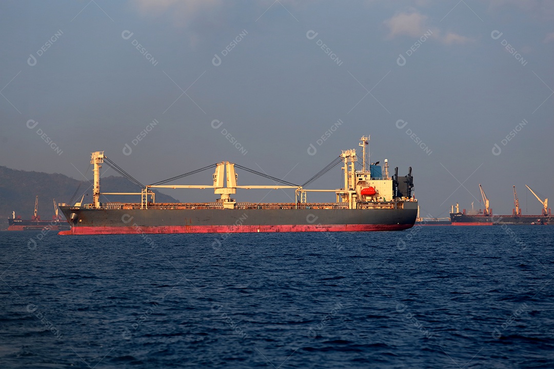 Navios navegando sobre mar indústria