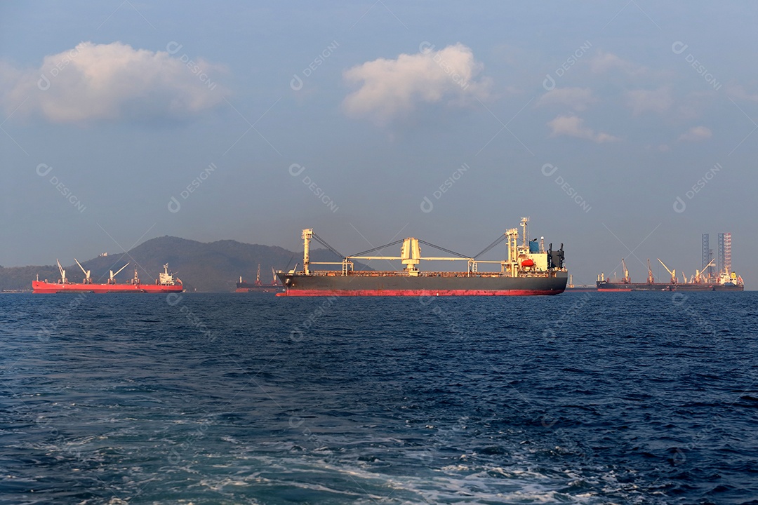 Navios navegando sobre mar indústria