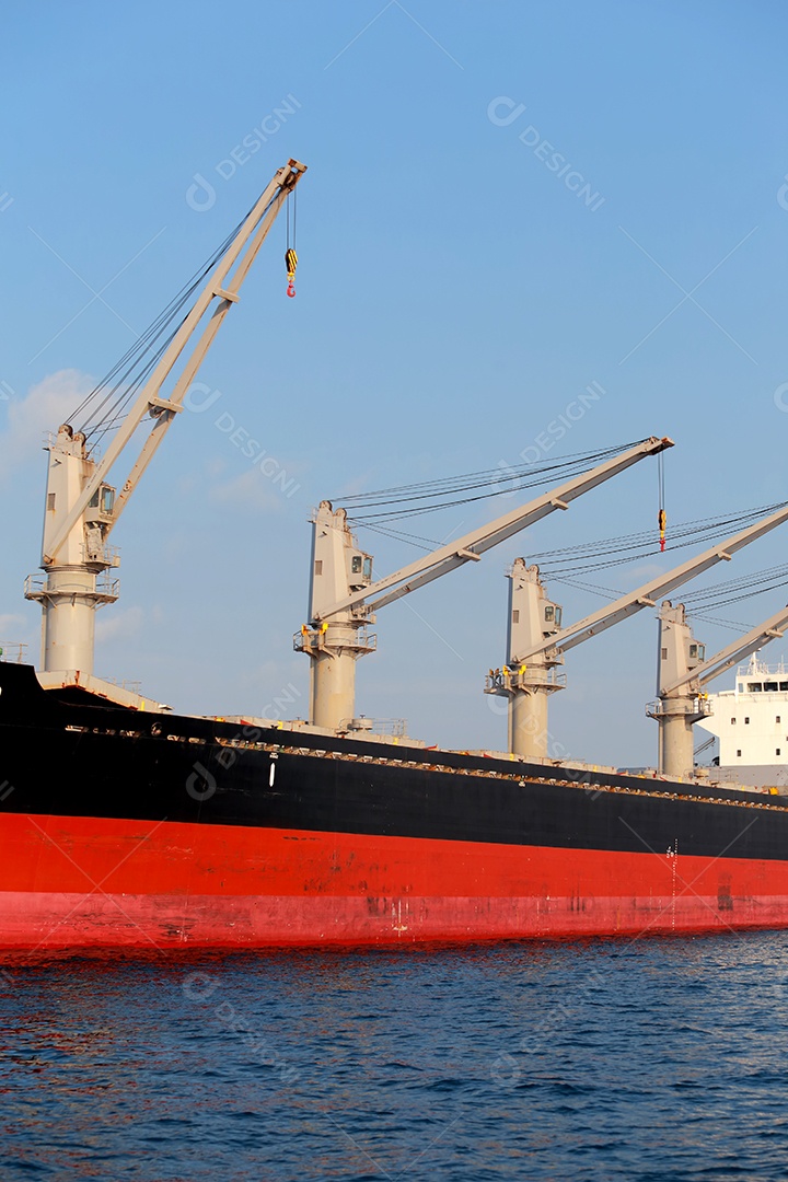 Navios navegando sobre mar indústria