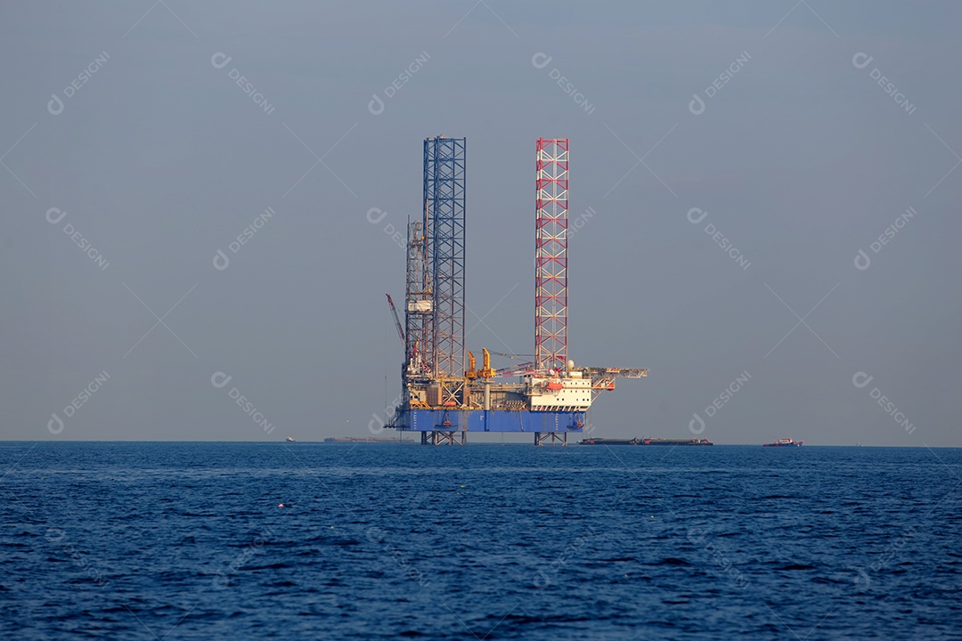 Navios navegando sobre mar indústria