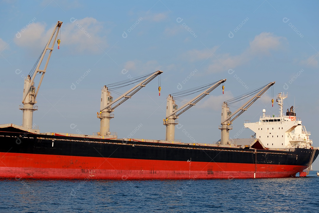 Navios navegando sobre mar indústria