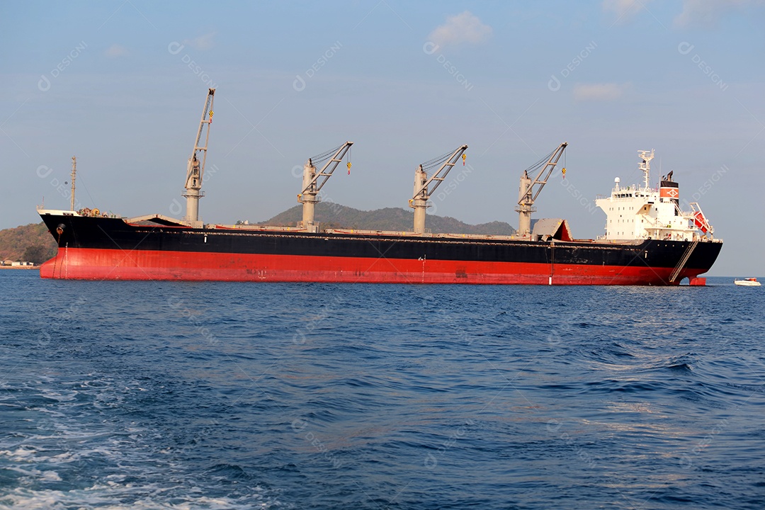 Navios navegando sobre mar indústria