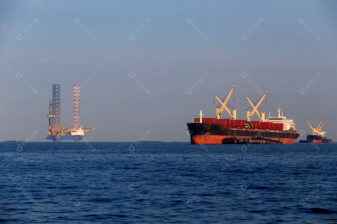 Navios navegando sobre mar indústria