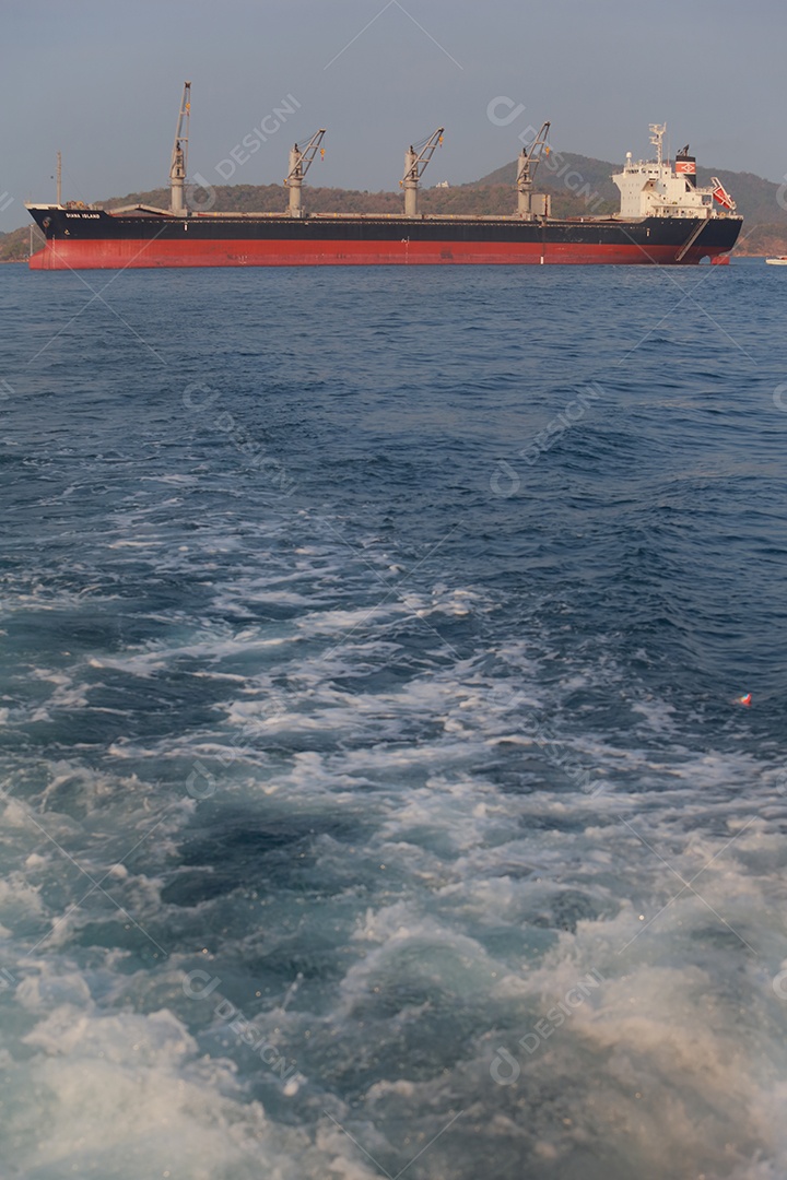 Navios navegando sobre mar indústria