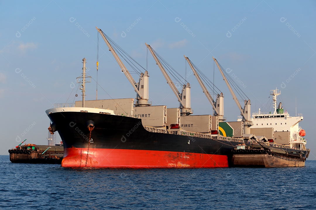 Navios navegando sobre mar indústria