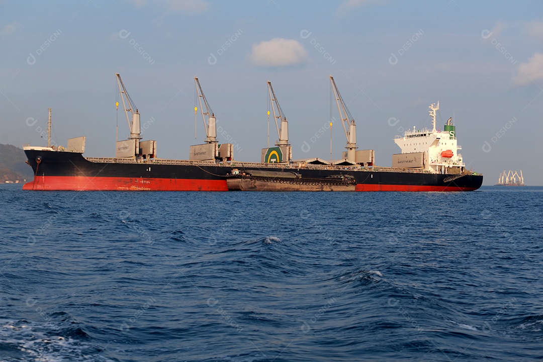 Navios navegando sobre mar indústria