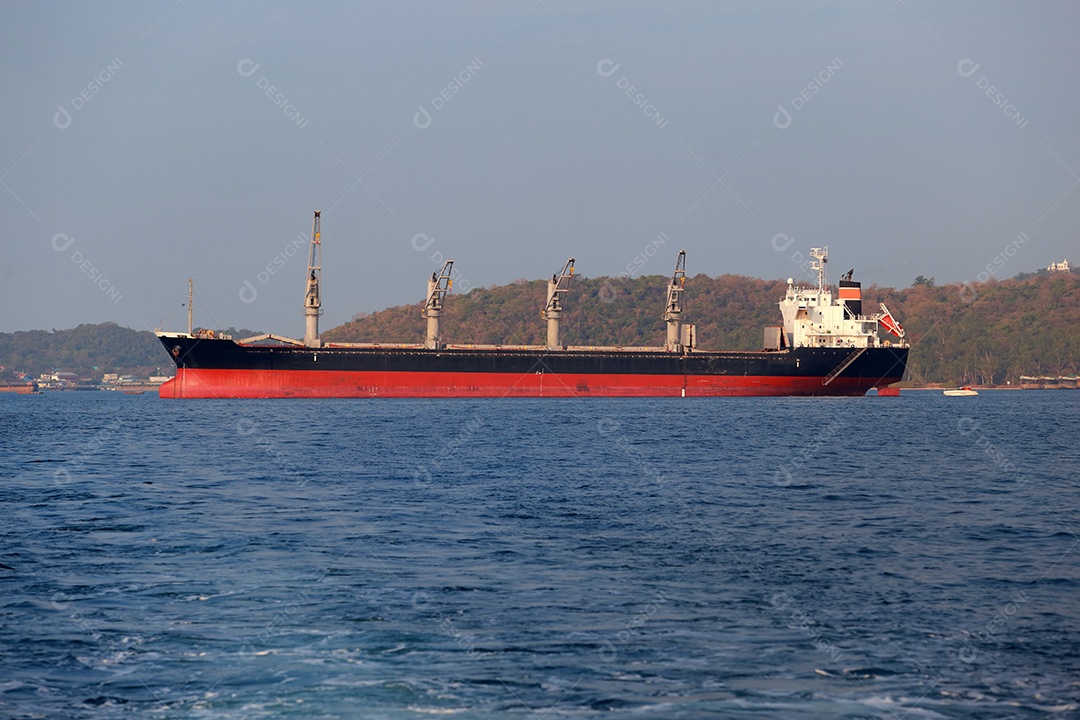 Navios navegando sobre mar indústria