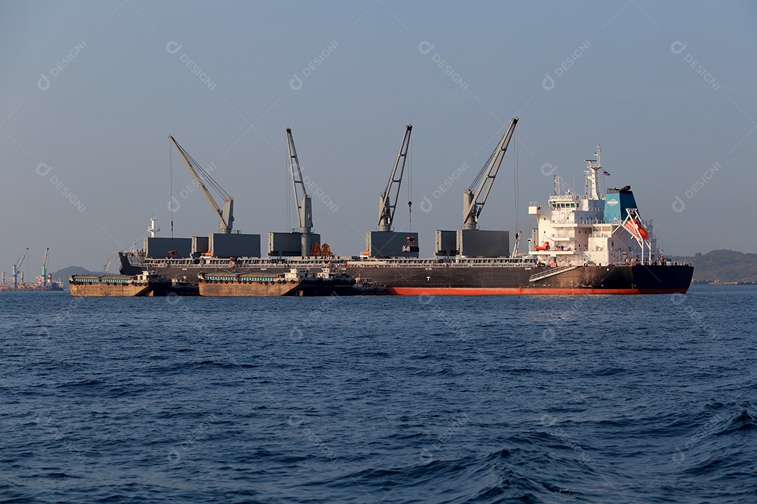 Navios navegando sobre mar indústria