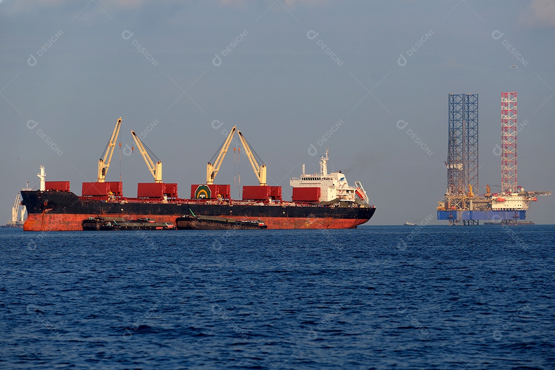 Navios navegando sobre mar indústria