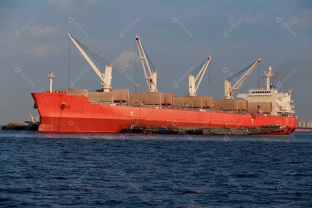 Navios navegando sobre mar indústria