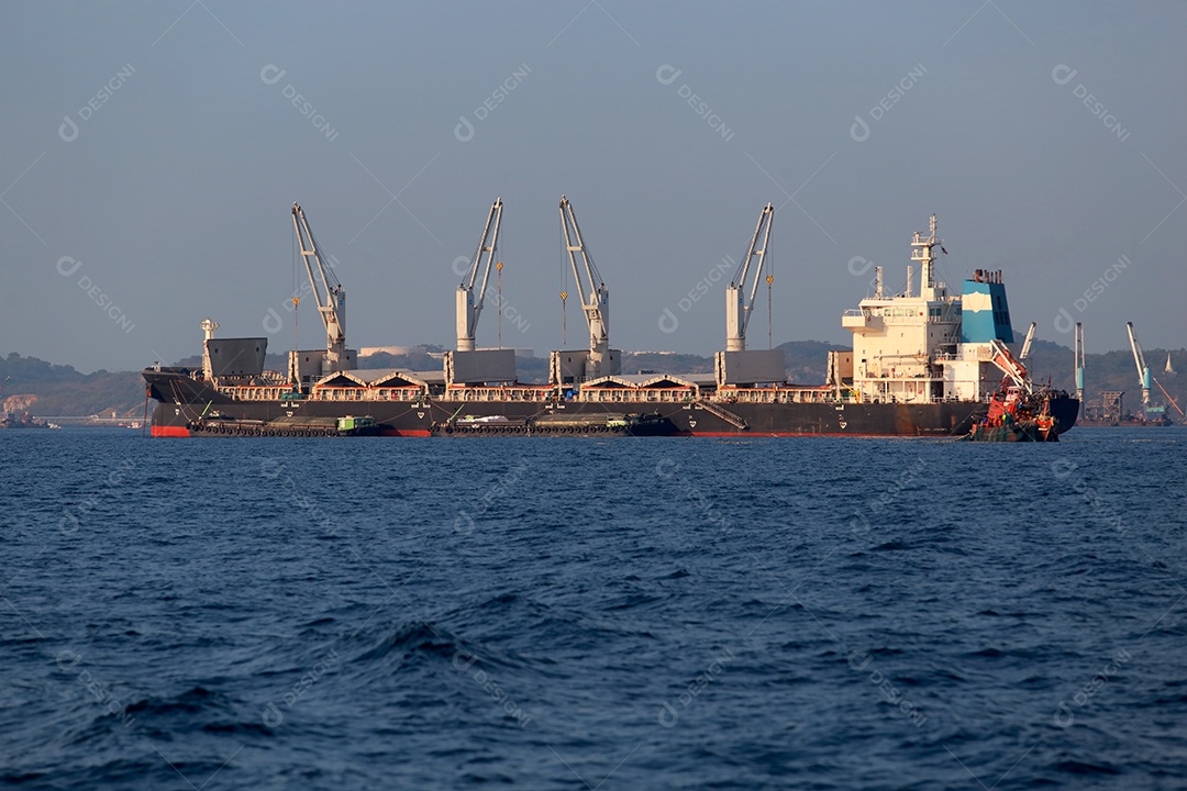 Navios navegando sobre mar indústria