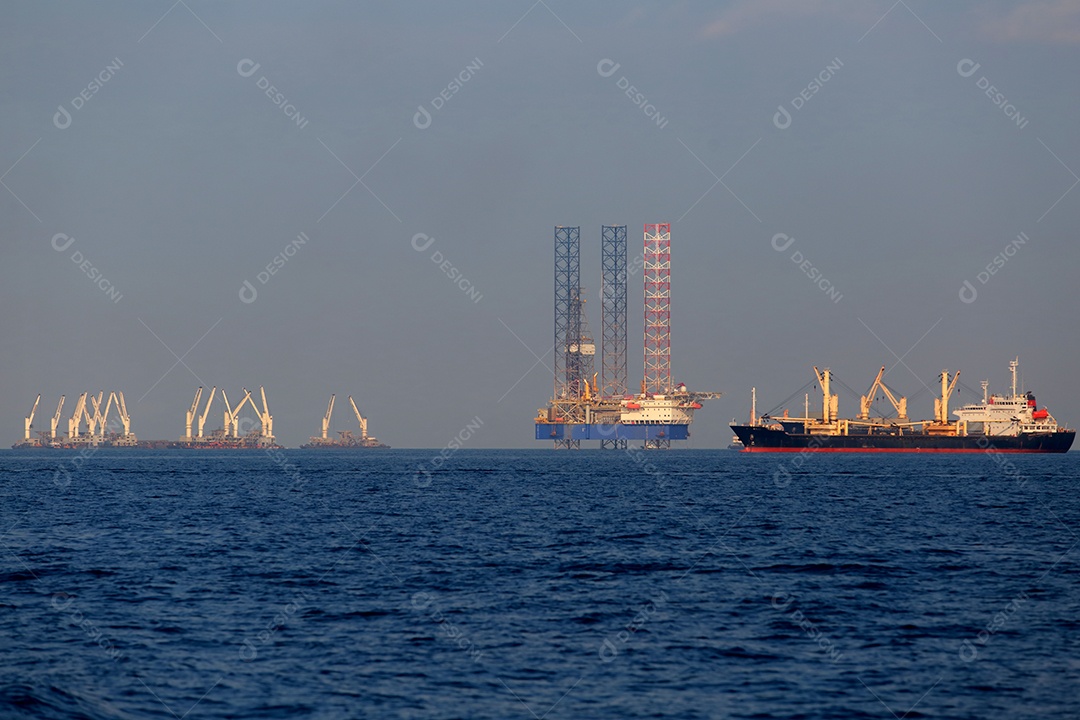 Navios navegando sobre mar indústria