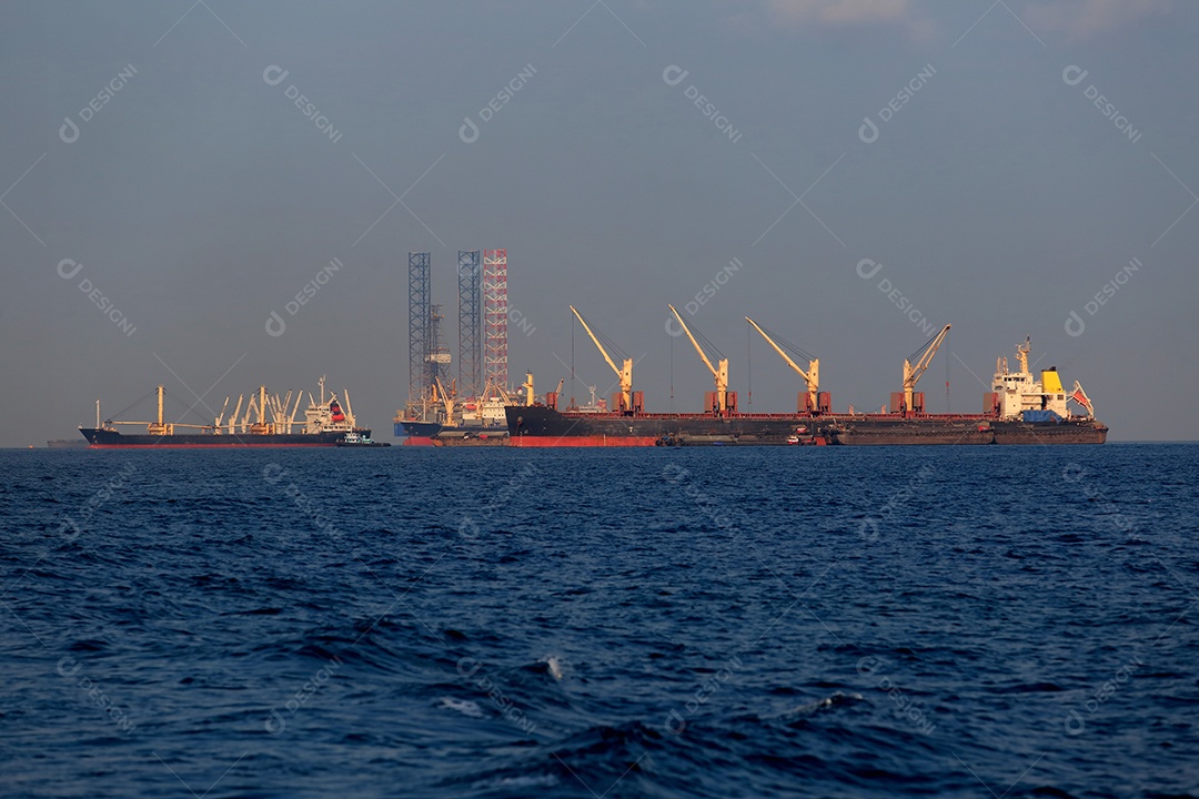 Navios navegando sobre mar indústria