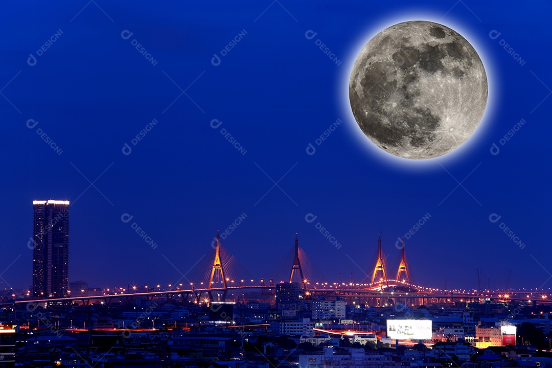 Cidade vista à noite com lua cheia.