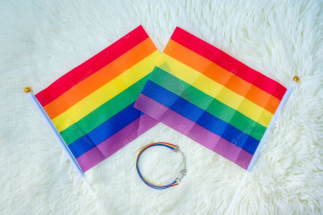 Bandeira LGBTQ Rainbow e pulseira em fundo branco.