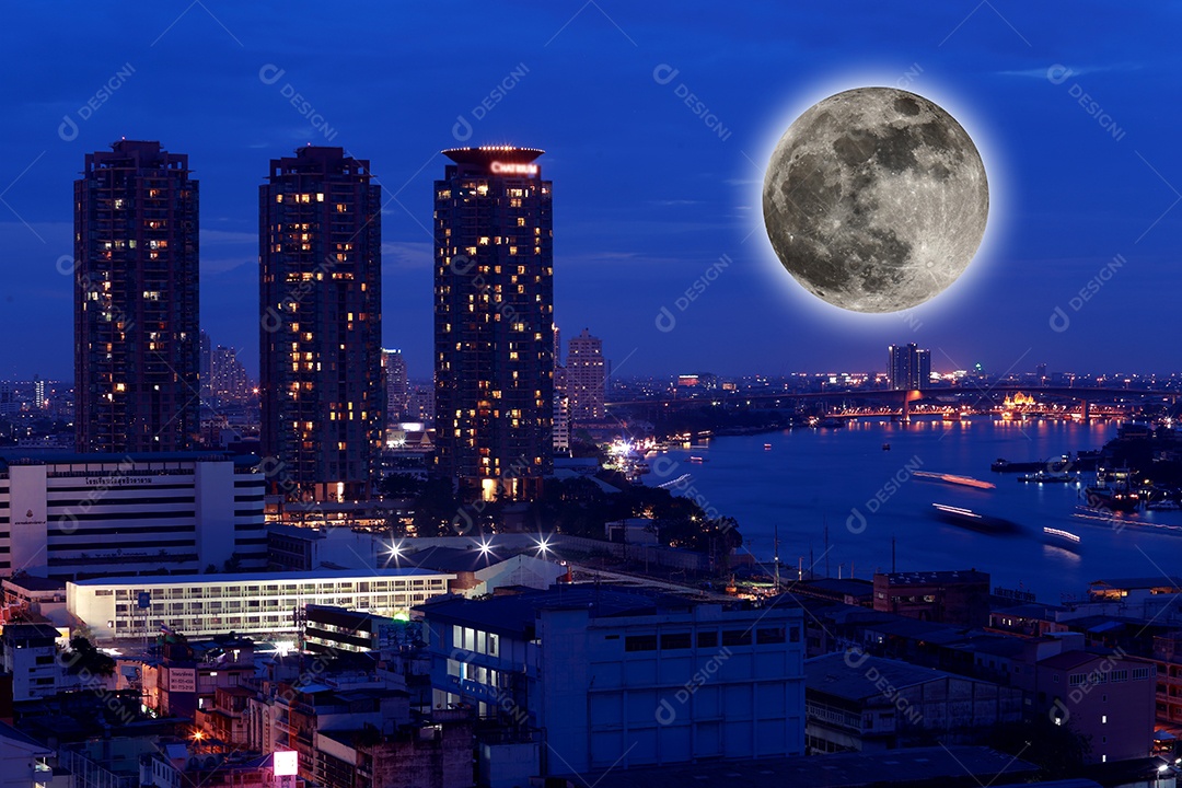 Cidade vista à noite com lua cheia.