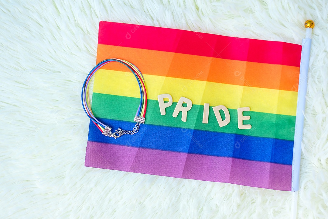 Bandeira LGBTQ Rainbow e pulseira em fundo branco