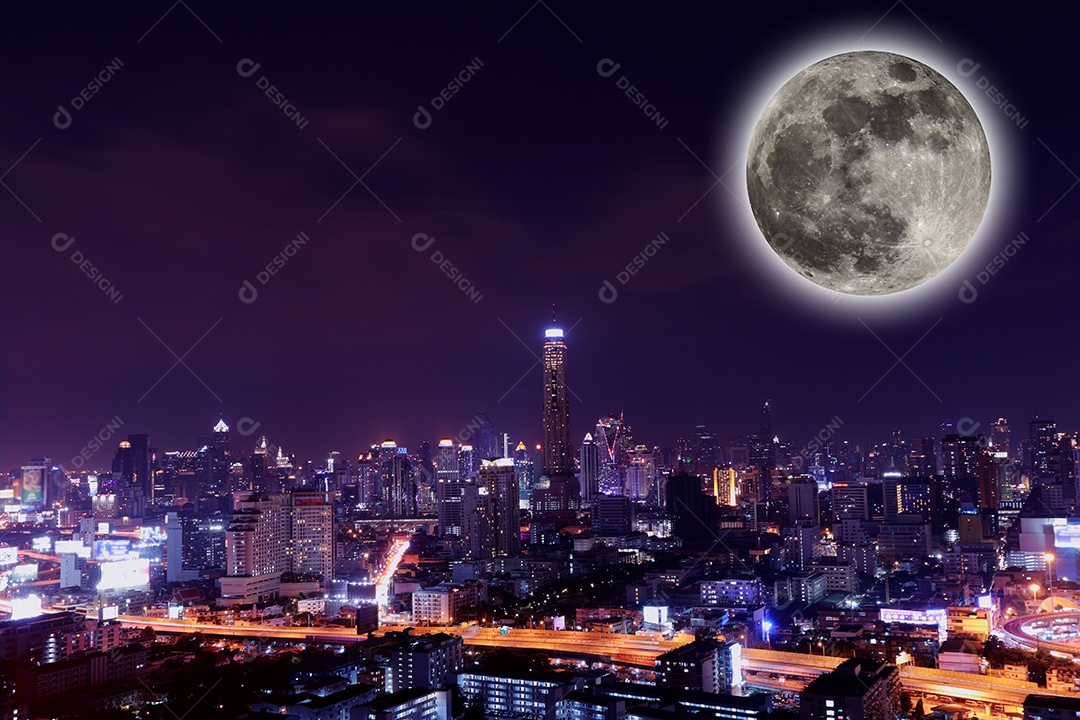 Cidade vista à noite com lua cheia.